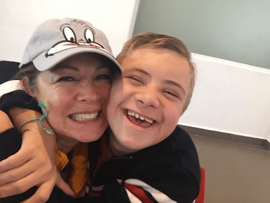 “Ya le estoy enseñando hasta a cocinar. Le digo: ‘Prende la estufa’. Le da miedo: ‘Pero préndela porque tienes que aprender a usar la estufa’”, señaló.