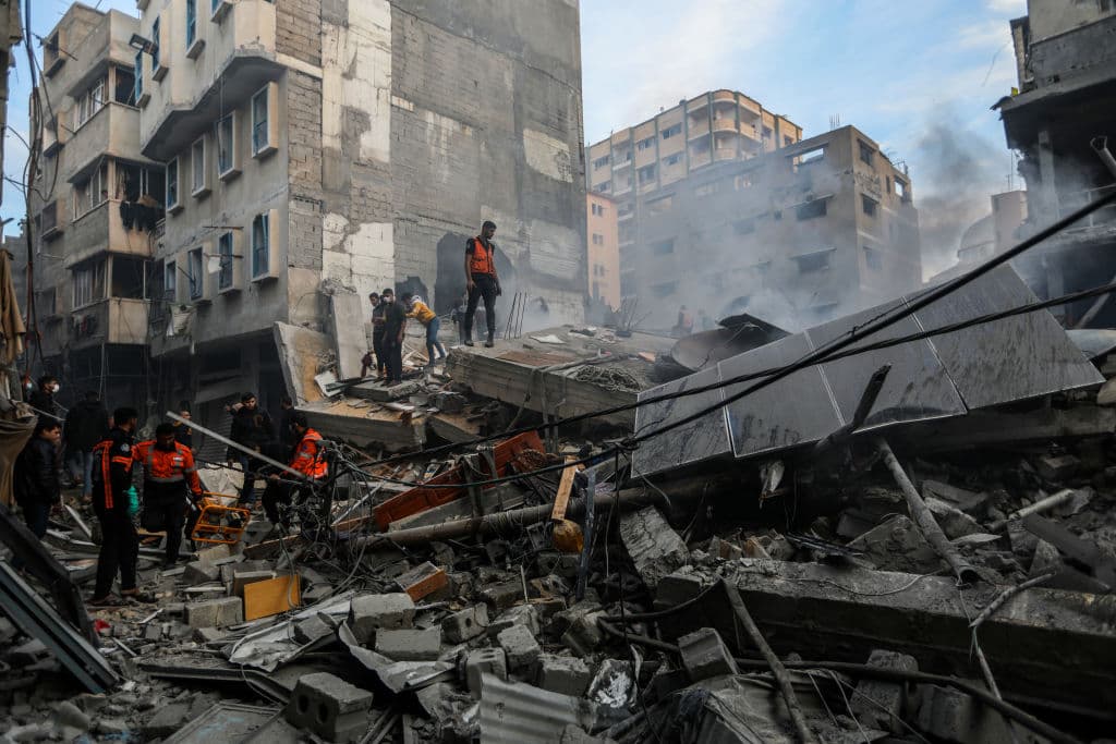 El avance de la ofensiva israelí hacia el sur de la Franja de Gaza deja a miles de palestinos desesperados y sin lugar donde refugiarse