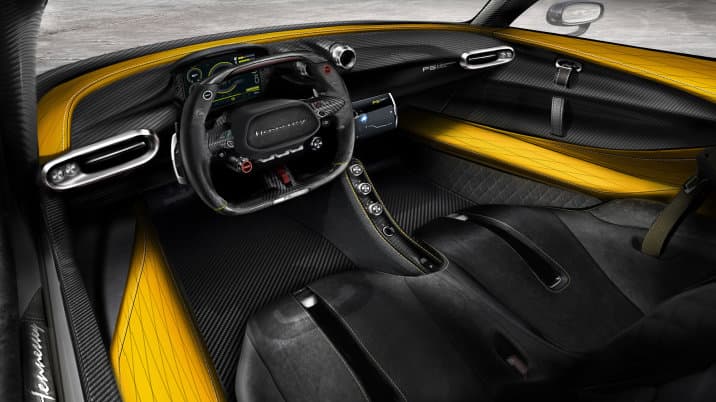 <b>Hennessey Venom F5</b>
<br>Otro detalle interesante en su interior es el volante. No solo el diseño tipo F1, pero el botón “Boost” indicada que este vehículo está equipado con la opción de “overboost”.