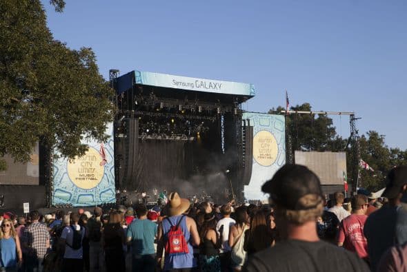 Mark Foster y los demás integrantes de la banda de indie rock Foster the People interpretaron sus mayores éxitos en el Austin City Limits este viernes.
