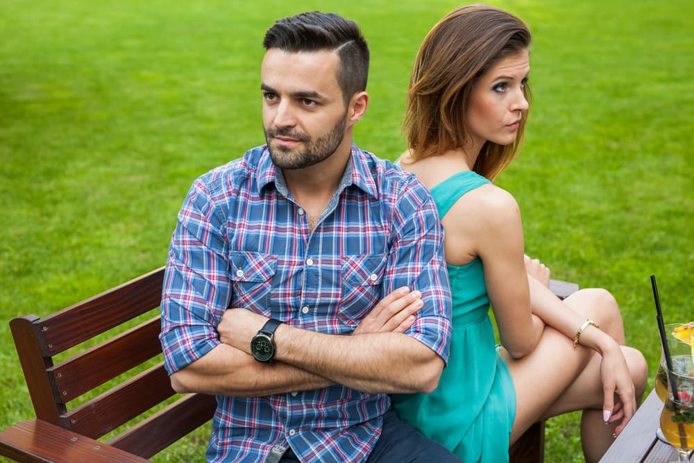 Si no se busca el justo medio la relación empieza a tener problemas. Vemos esto por ejemplo entre Sagitario y Cáncer. A uno le encanta pasar el fin de semana en alguna actividad diferente y no quedarse en casa –típico Sagitario- mientras que su pareja Cáncer prefiere quedarse en casa. Si no se llegan a compromisos entre ambos entonces ocurren los problemas.