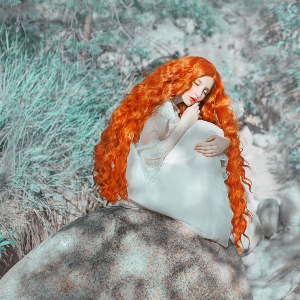 La historia de Lilith es otro de los fantásticos mitos y leyendas asociados con la creación. Según la mitología fue la primera esposa de Adán, pero huyó del paraíso porque no quiso someterse a él por ser mujer.