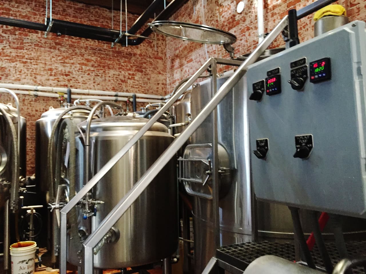 Vista de los tanques en los que se elabora y procesa la cerveza artesanal Pueblo Vida.