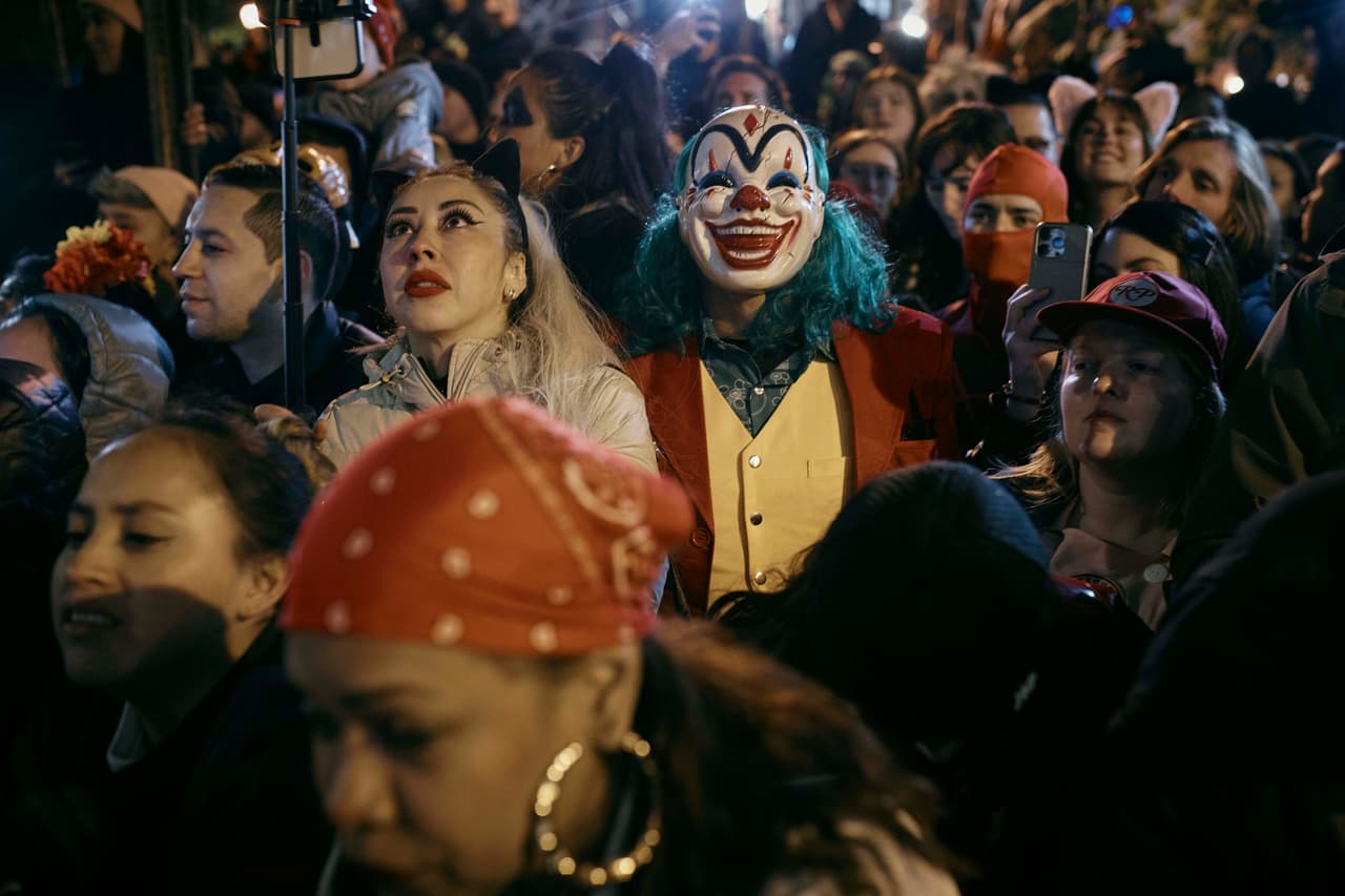 Los asistentes volcaron su creatividad con disfraces, que incluyeron también icónicos villanos y superhéroes además de calaveras y zombies.