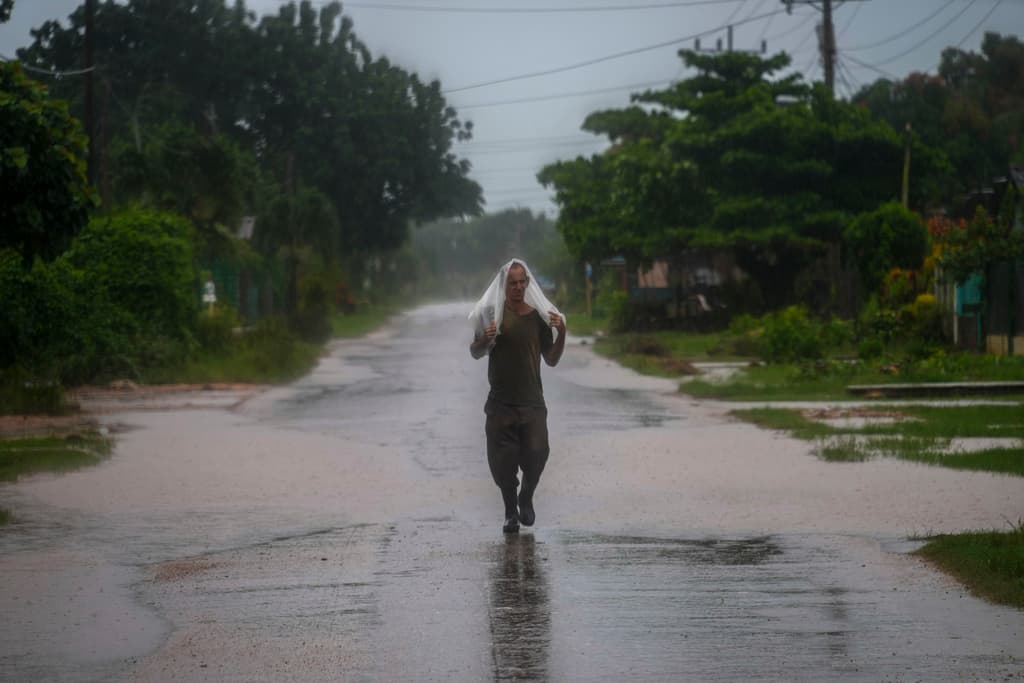 De todas formas, con las primeras lluvias comenzaron a reportarse inundaciones y el cierre de caminos en suelo cubano.