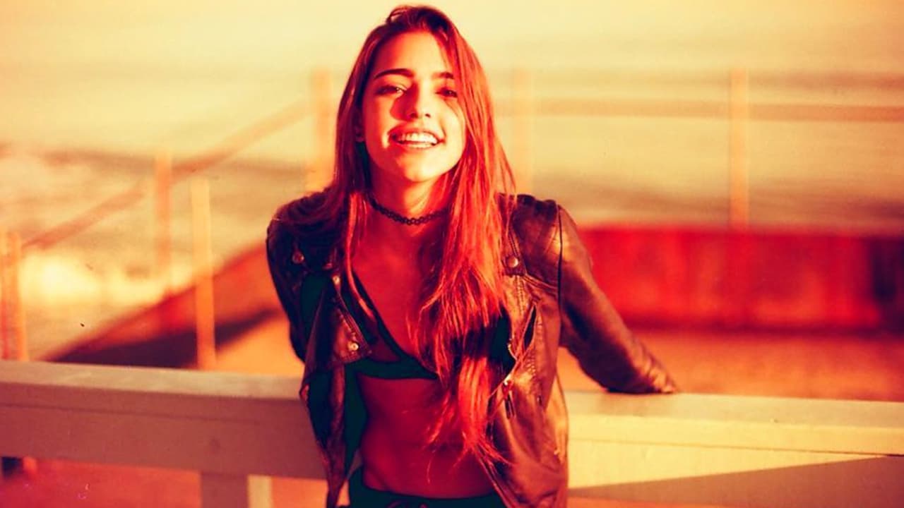 Nació hace 21 años en Puerto Rico. Su mamá es Herlinda Gómez la segunda esposa de Carlos.