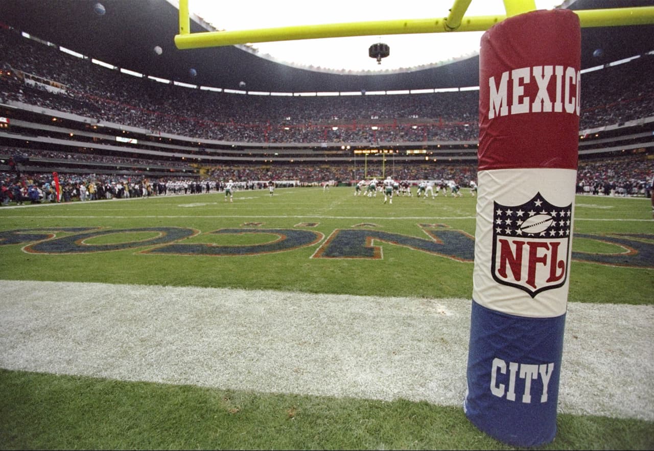 Vista general de la cancha del Estadio Azteca desde una de las zonas de anotación con motivos del American Bowl 1997 entre los Miami Dolphins y los Denver Broncos en la Ciudad de México.