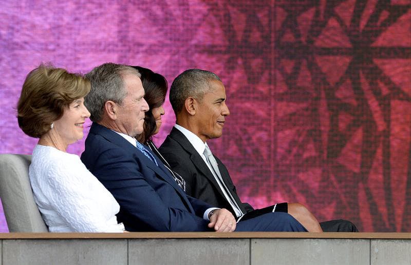 Bush y su esposa Laura, junto a Barack y Michelle Obama, al frente de la emotiva ceremonia que reunió a miles de personas.