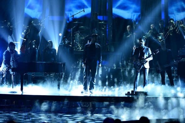 Al final, el negro de los trajes se confundieron con el fondo del escenario.