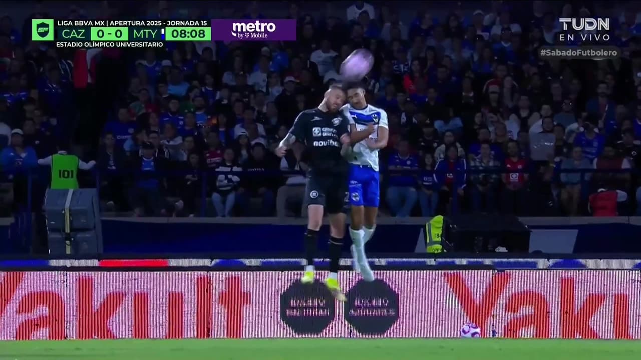 ¡Atención! ¡Rotondi y Chávez caen al césped tras un fuerte choque de cabezas!