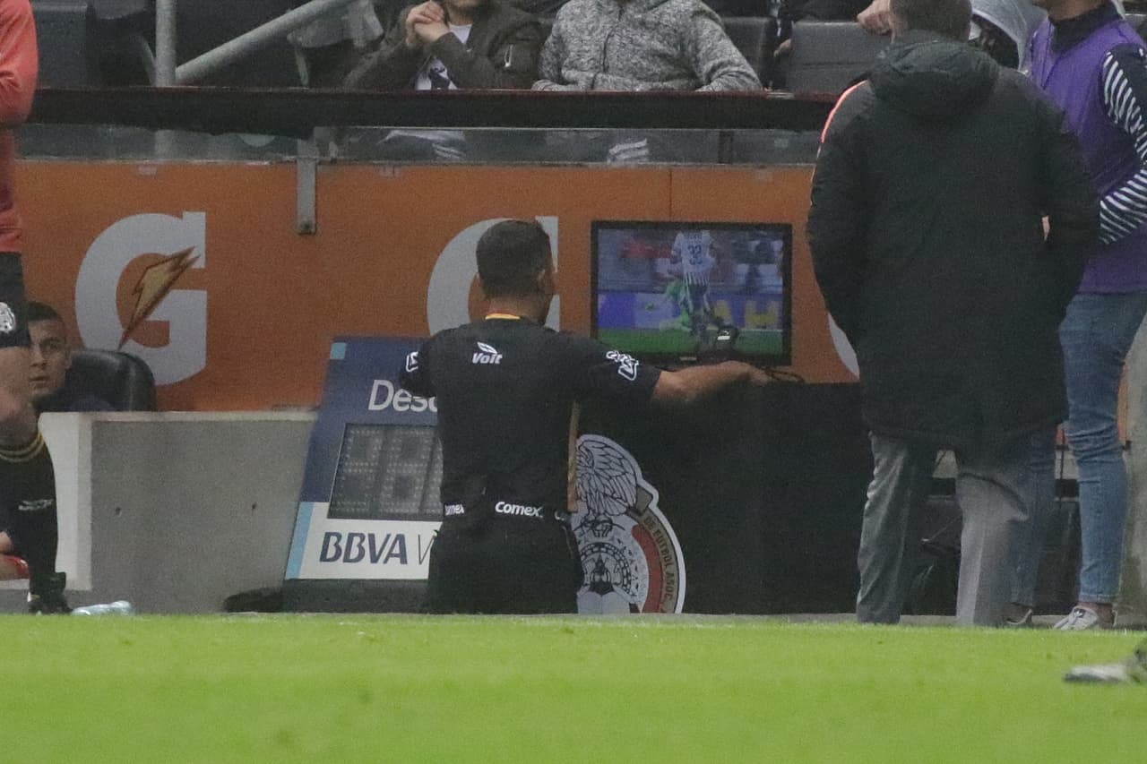 Fernando Guerrero acudió nuevamente al VAR al minuto 60 para revisar un penal a favor de Rayados, revisión generada por la presión de los jugadores del América.