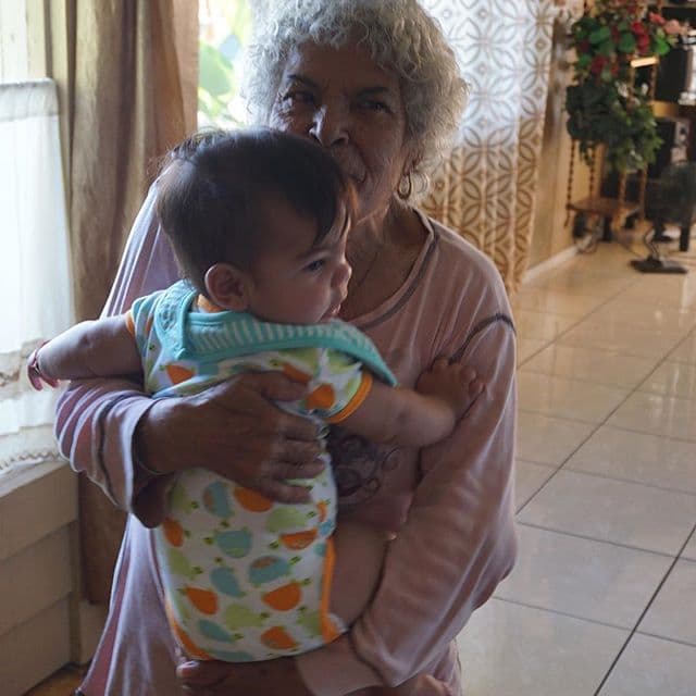 Hemos sido testigos de imágenes tan épicas como esta, donde Matteo aparece al lado de su bisabuela materna.