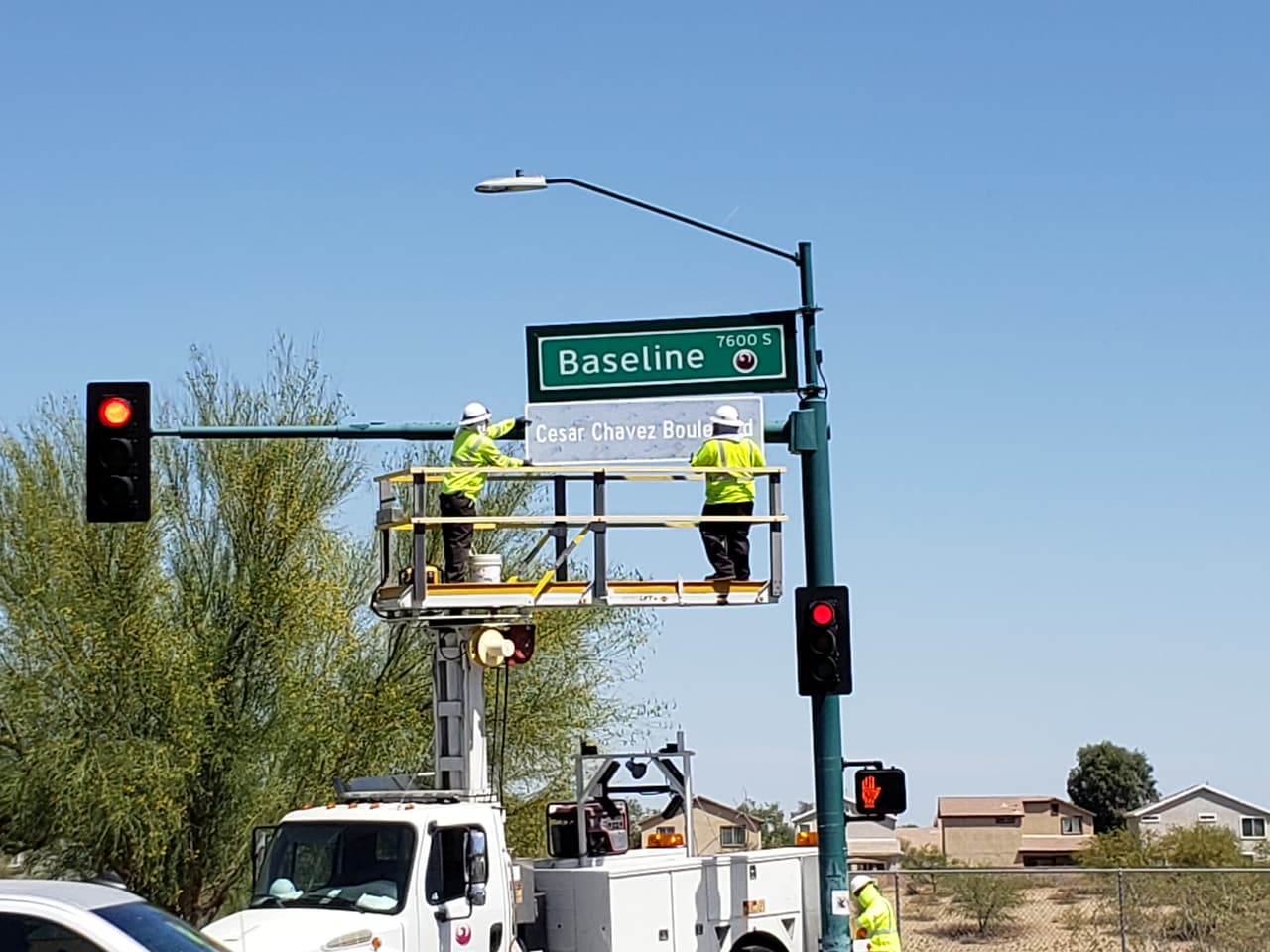 23 intersecciones a lo largo de Phoenix ahora tienen estos letreros en las calles para 
<i>celebrar, recordar y honrar a <a href="https://www.univision.com/local/arizona-ktvw/el-busto-de-cesar-chavez-esta-en-la-oficina-oval-del-presidente-joe-biden-video">César Chávez</a>, </i> indica la ciudad de Phoenix. La ciudad de Phoenix instaló los letreros en la 
<b>Baseline Road</b> desde la avenida 75 hasta la calle 48. 
<br>