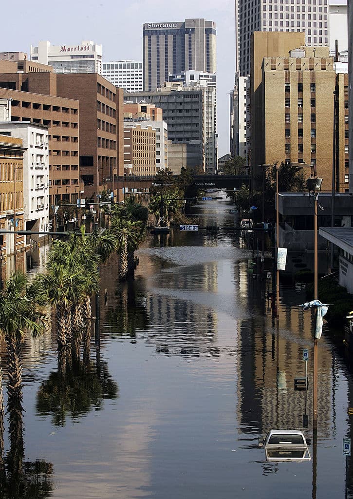 Las lluvias del huracán Katrina contribuyeron a la ruptura de un dique que provocó inundaciones mortales en el centro de New Orleans, en 2005.