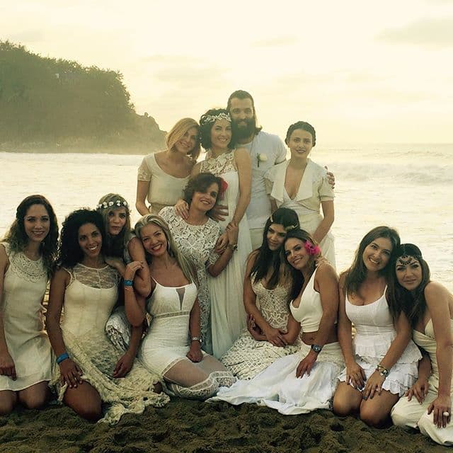 <b><a href="https://www.univision.com/temas/barbara-mori">Bárbara</a></b> se veía muy feliz, lució un hermoso vestido del diseñador Benito Santos.