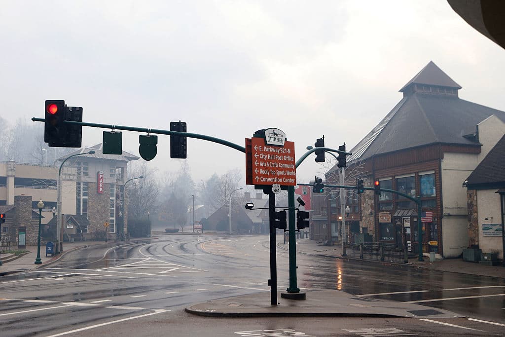 El humo rodea los negocios y calles en Gatlinburg, Tennessee.