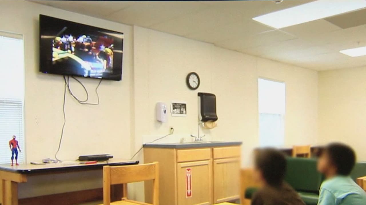 Denuncian que inmigrantes en centro de detención duermen bajo iluminación constante causando trastornos