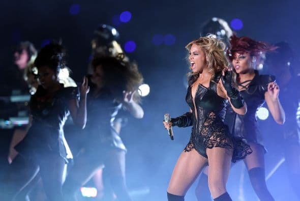 Ni el mejor guionista de Hollywood hubiese podido escribir un libreto mejor que el Super Bowl 2013. Con lágrimas, risas, entretenimiento, estupor, suspenso, miedo y mucha emoción, este Super Bowl “tuvo de todo un mucho”. El coro de la escuela de Newtown que sufrió en diciembre una matanza que conmocionó al mundo, con 26 niños de la escuela primaria Sandy Hook, abrió la ceremonia previa al partido con la canción "America The Beautiful", al lado de la actriz y cantante Jennifer Hudson. Los estudiantes llevaban lazos verdes en homenaje a los 20 niños y 6 adultos asesinados en Sandy Hook el pasado 14 de diciembre, y durante su actuación muchos de los jugadores y espectadores apenas pudieron contener las lágrimas. Después le tocó el turno a Alicia Keys, quien al piano y con un sexy vestido rojo de tirantes interpretó el himno nacional estadounidense, agregando algunas palabras en la estrofa final, ante el estupor de algunos. La actuación musical del descanso, la más esperada siempre, correspondió este año a Beyoncé y llegó precedida de la polémica después de que la estrella admitiera que cantó el himno nacional en falso directo, sobre una canción pregrabada, durante la ceremonia de la segunda investidura presidencial de Barack Obama. La artista con mucha fuerza y sin dejar de bailar sobre un escenario con fuegos artificiales y luces con la forma de su rostro y su larga melena, vistiendo un conjunto de cuero negro de Rubin Singer, con guantes a juego y botines de tacón, y acompañada de más de 100 bailarines repasó algunos de sus éxitos como "Love on Top", "Crazy in Love", "Baby Boi" y "Till the End of Time". Se unieron a ella después Kelly Rowland y Michelle Williams, sus compañeras en el ya disuelto grupo Destiny's Child y vestidas también de negro. Las tres cantaron y bailaron sincronizadas "Independent Woman" y "Single Ladies (Put A Ring On It)". En el tercer cuarto del partido se produjo un inesperado apagón, que duró 34 minutos, y que fundió a negro las televisiones de millones de hogares en todo el país y dejó en blanco a los presentadores de la cadena CBS, la encargada de la retransmisión. Con cada bloque de treinta segundos de publicidad vendido a un precio de entre 3,7 y 3,8 millones de dólares, los dos anuncios de Chrysler estuvieron entre los mejores, según un sondeo realizado por The Wall Street Journal a ejecutivos publicitarios y espectadores, pero según USA Today el primer lugar correspondió a Budweisser. También fueron muy comentados en Twitter los de Taco Bell y Doritos, en una noche en la que rostros conocidos como los actores de comedia Amy Poehler ("Parks and Recreation"), Tracy Morgan ("30 Rock") y Kaley Cuoco ("The Big Bang Theory"), y la modelo Bar Refaeli se colaron en algunos de los anuncios.