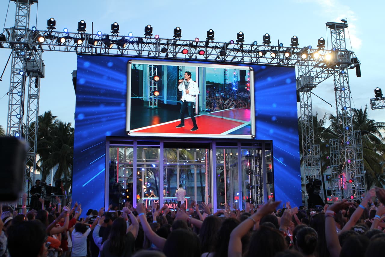 Su padre no lo apoya, pero esto no detiene a Mauricio. Con el apoyo de su madre y hermanas espera triunfar en La Banda.