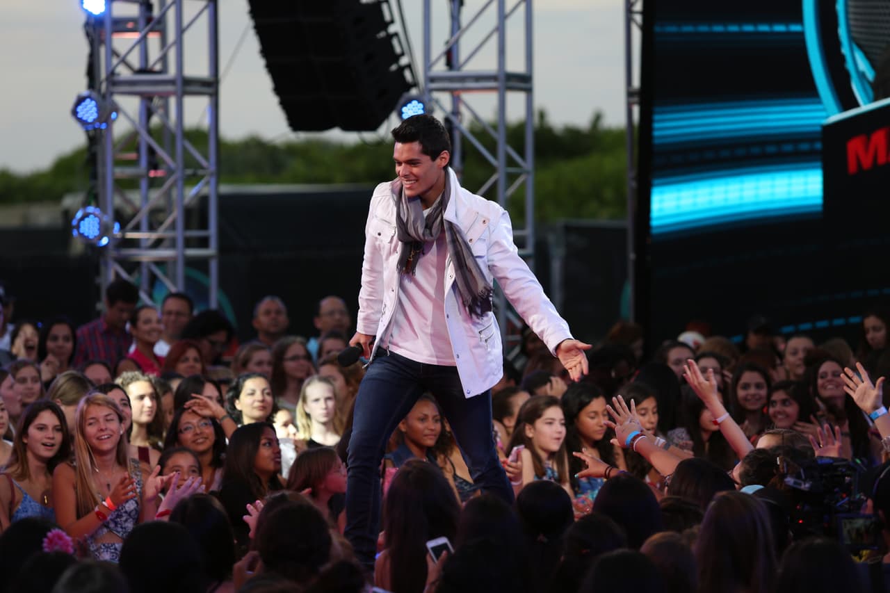 Su padre no lo apoya, pero esto no detiene a Mauricio. Con el apoyo de su madre y hermanas espera triunfar en La Banda.