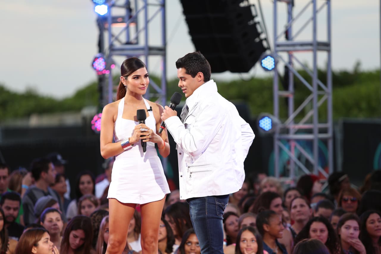 Su padre no lo apoya, pero esto no detiene a Mauricio. Con el apoyo de su madre y hermanas espera triunfar en La Banda.