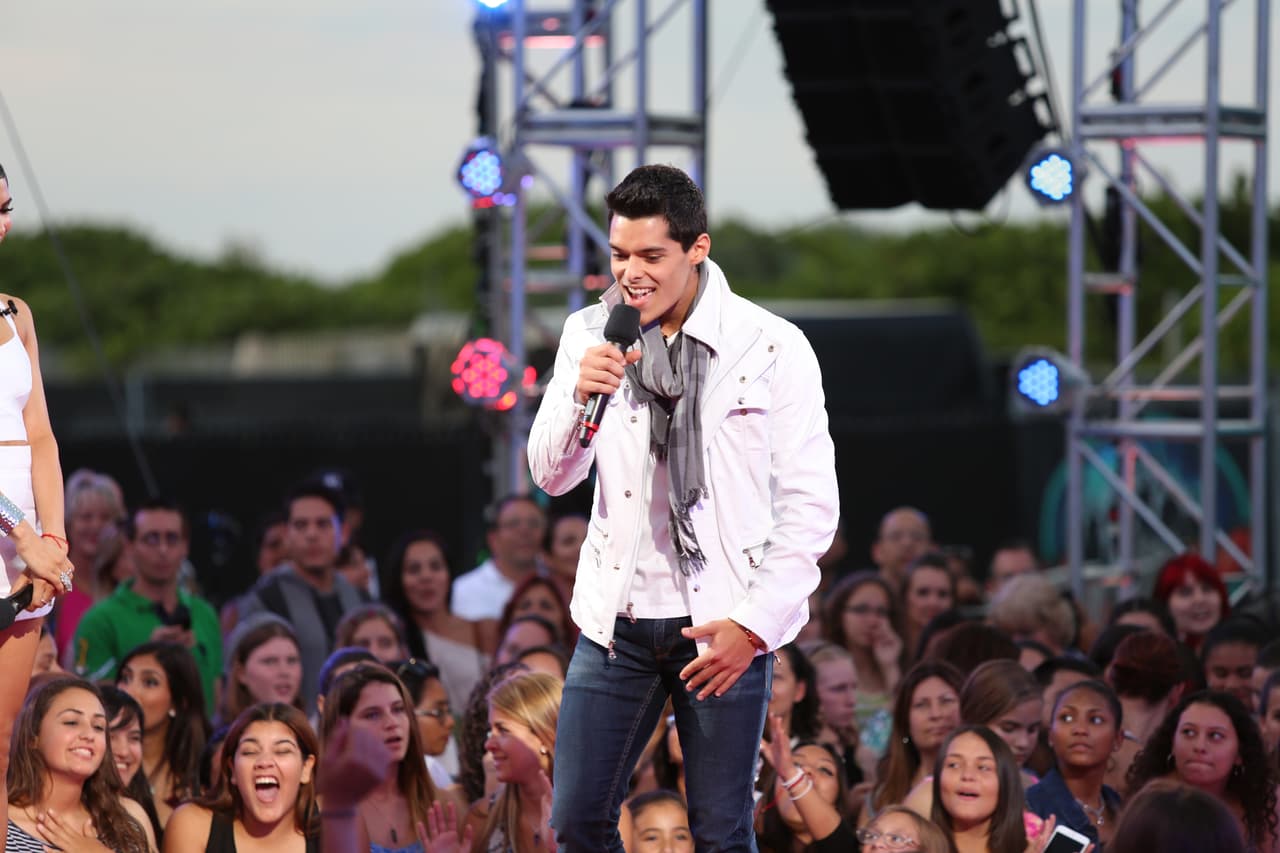 Su padre no lo apoya, pero esto no detiene a Mauricio. Con el apoyo de su madre y hermanas espera triunfar en La Banda.