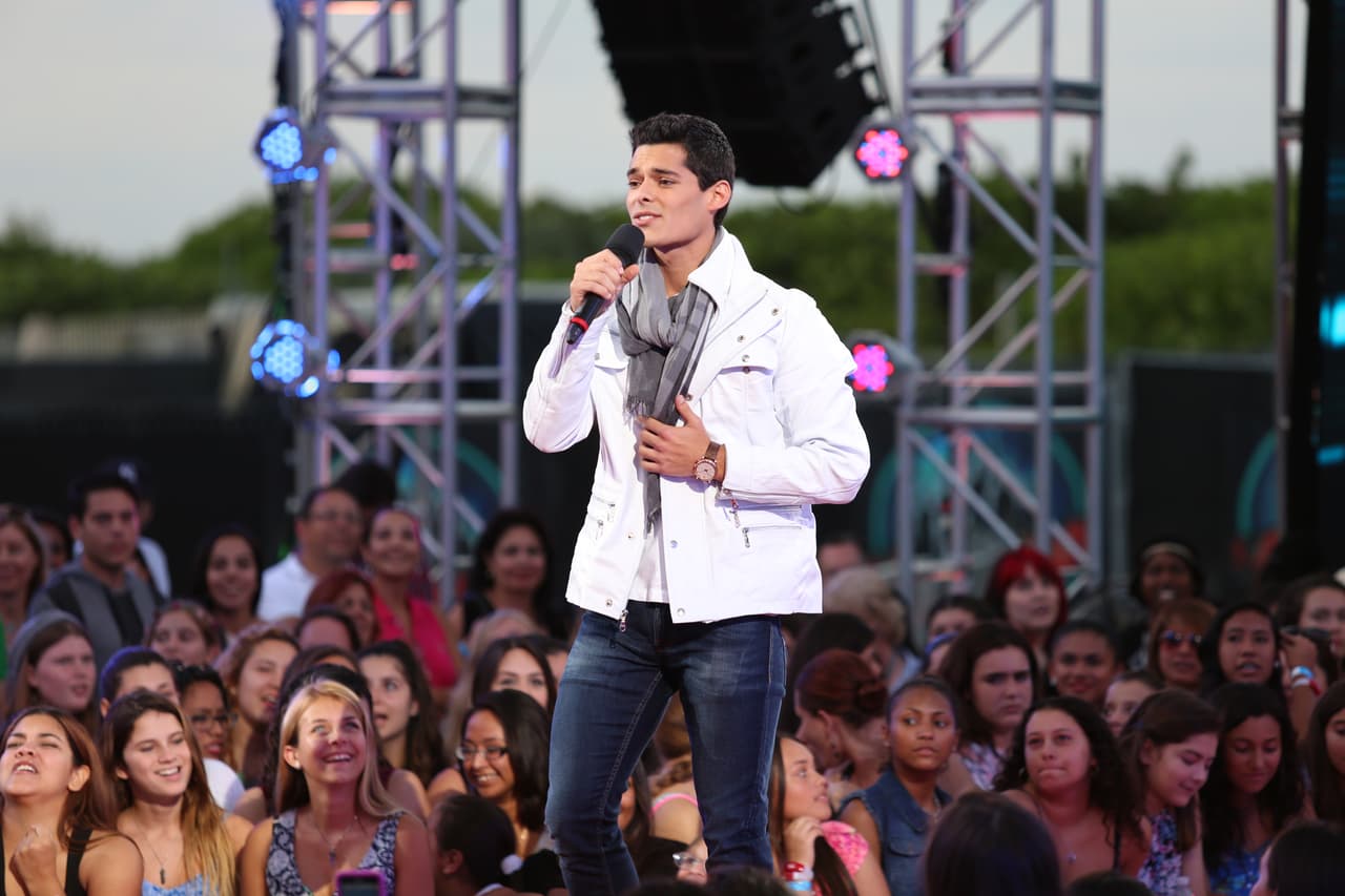 Su padre no lo apoya, pero esto no detiene a Mauricio. Con el apoyo de su madre y hermanas espera triunfar en La Banda.