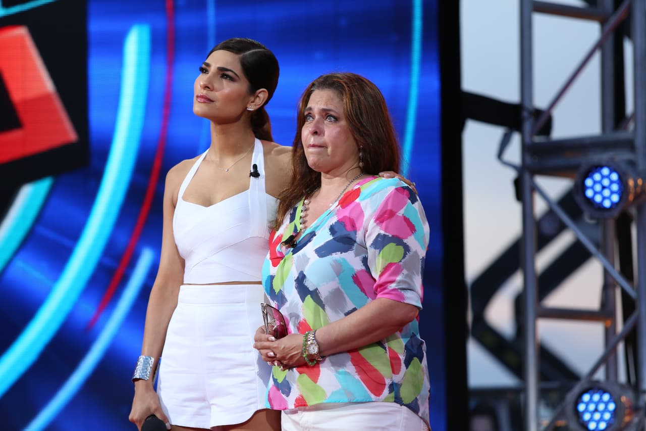 Su padre no lo apoya, pero esto no detiene a Mauricio. Con el apoyo de su madre y hermanas espera triunfar en La Banda.
