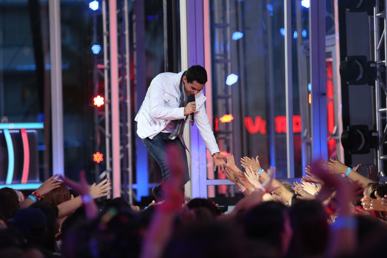 Su padre no lo apoya, pero esto no detiene a Mauricio. Con el apoyo de su madre y hermanas espera triunfar en La Banda.