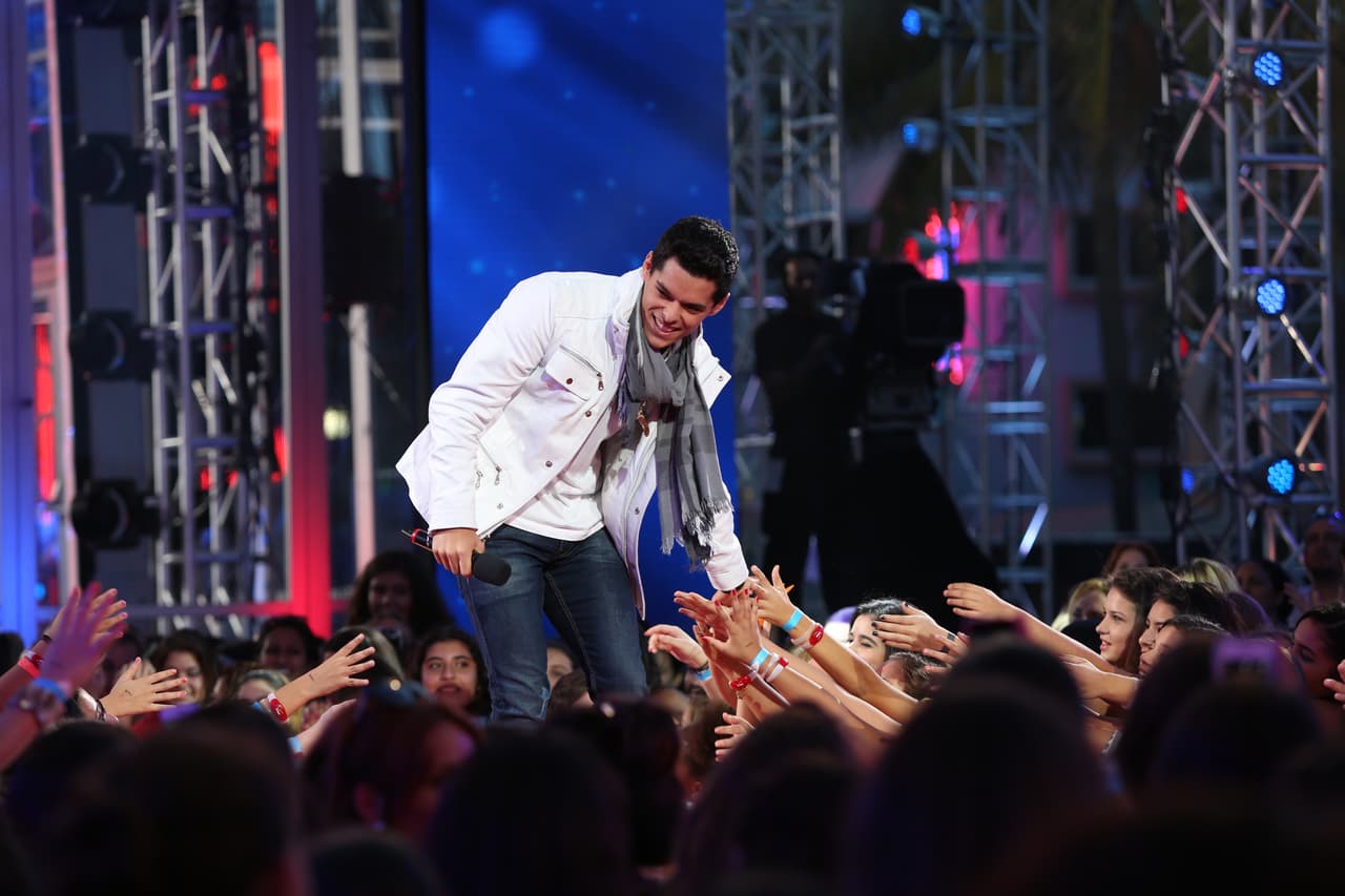 Su padre no lo apoya, pero esto no detiene a Mauricio. Con el apoyo de su madre y hermanas espera triunfar en La Banda.