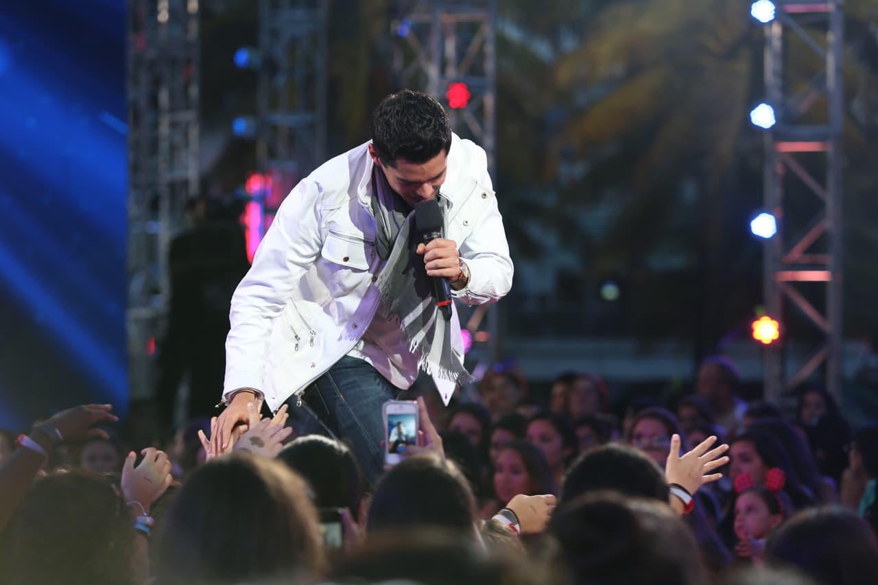 Su padre no lo apoya, pero esto no detiene a Mauricio. Con el apoyo de su madre y hermanas espera triunfar en La Banda.