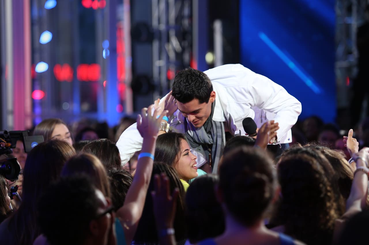 Su padre no lo apoya, pero esto no detiene a Mauricio. Con el apoyo de su madre y hermanas espera triunfar en La Banda.