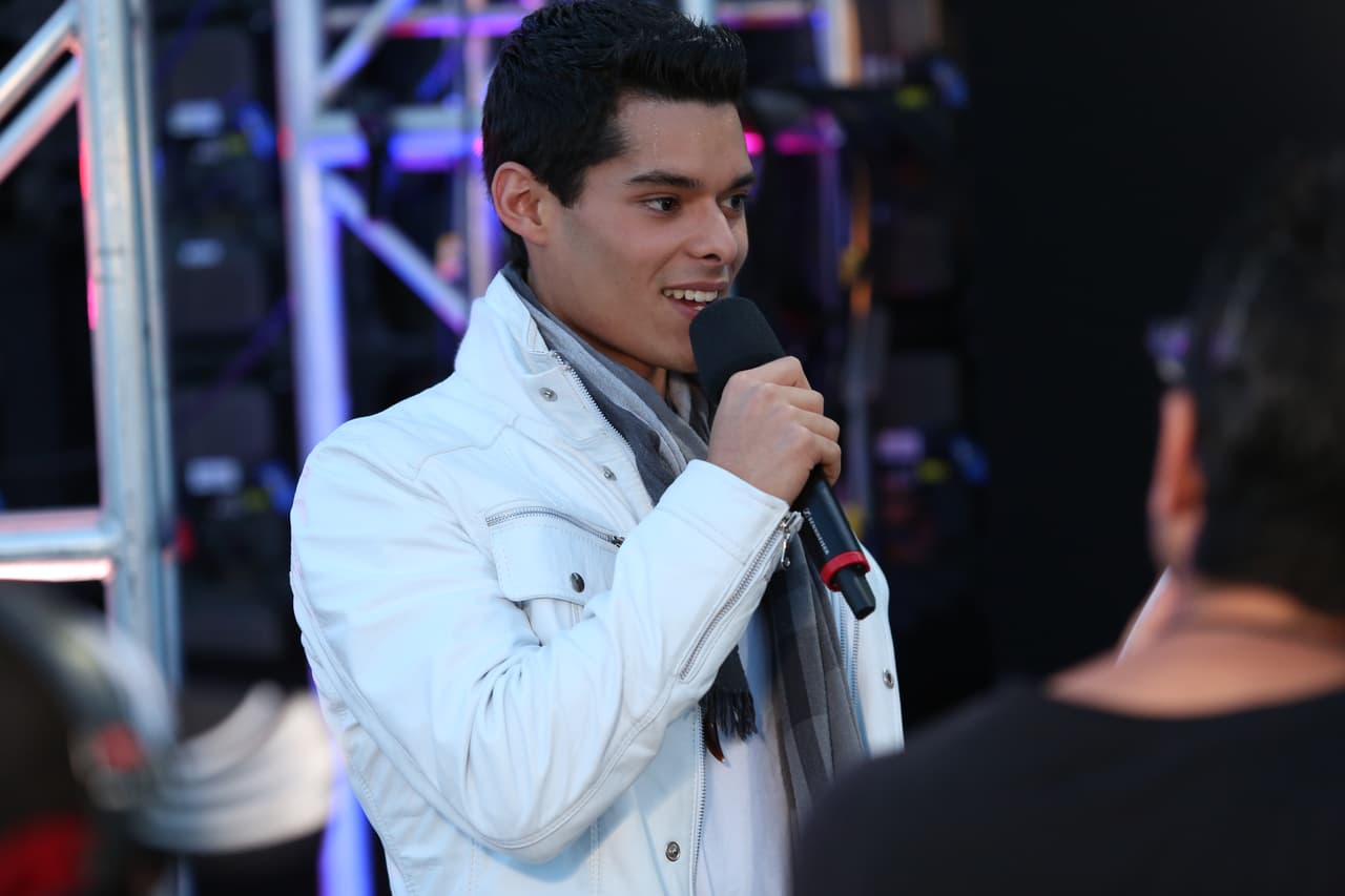 Su padre no lo apoya, pero esto no detiene a Mauricio. Con el apoyo de su madre y hermanas espera triunfar en La Banda.