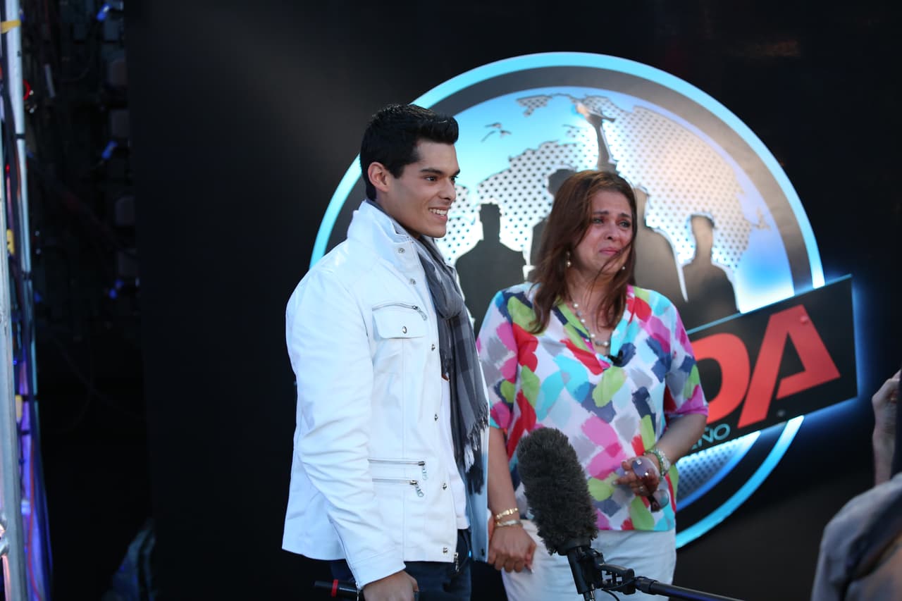 Su padre no lo apoya, pero esto no detiene a Mauricio. Con el apoyo de su madre y hermanas espera triunfar en La Banda.