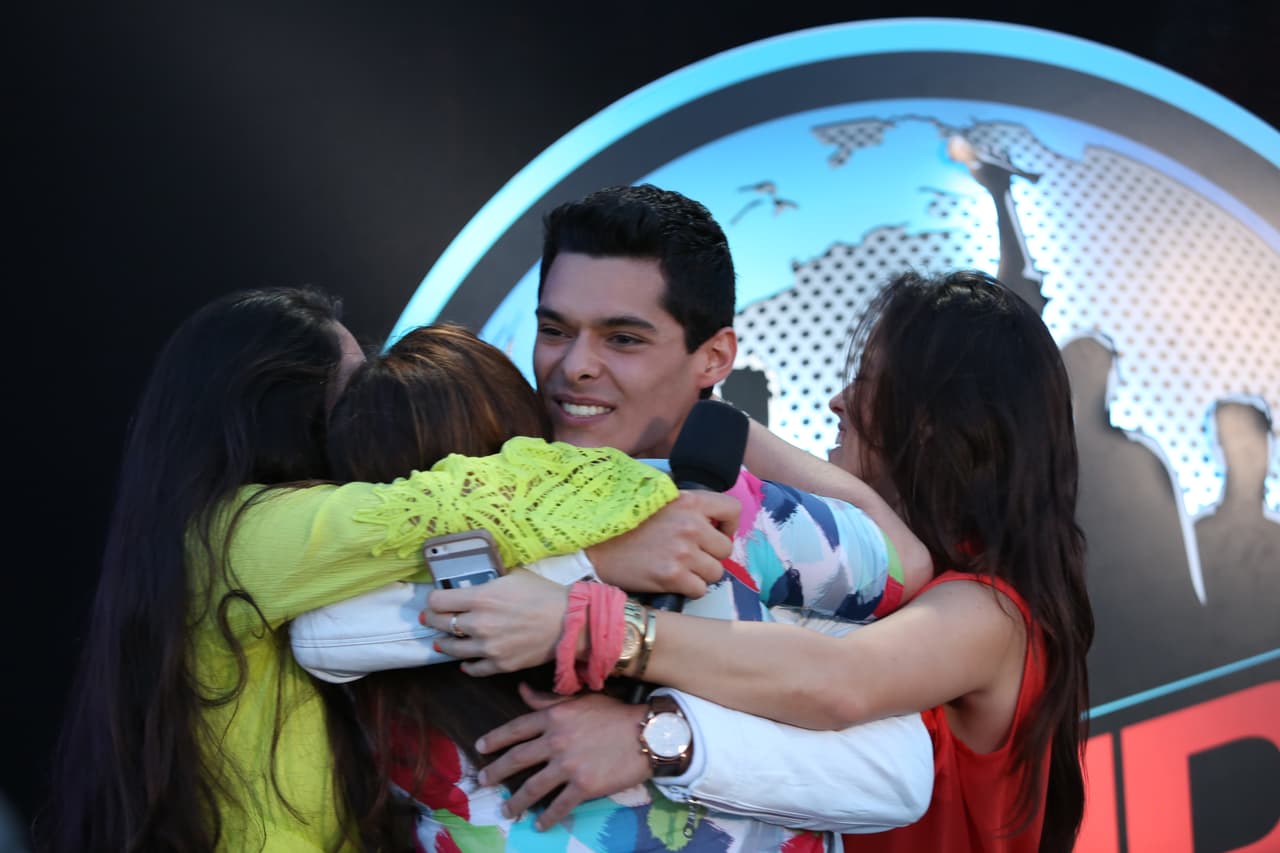 Su padre no lo apoya, pero esto no detiene a Mauricio. Con el apoyo de su madre y hermanas espera triunfar en La Banda.