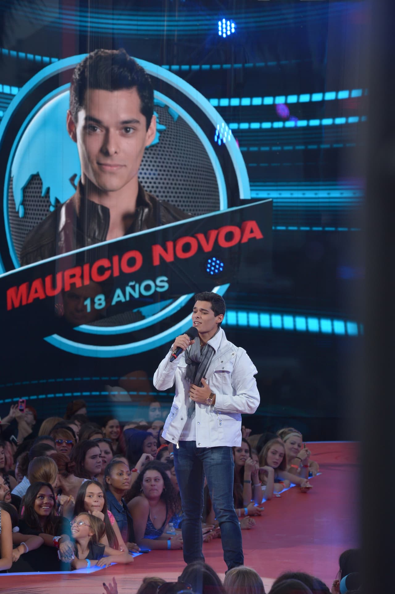 Su padre no lo apoya, pero esto no detiene a Mauricio. Con el apoyo de su madre y hermanas espera triunfar en La Banda.