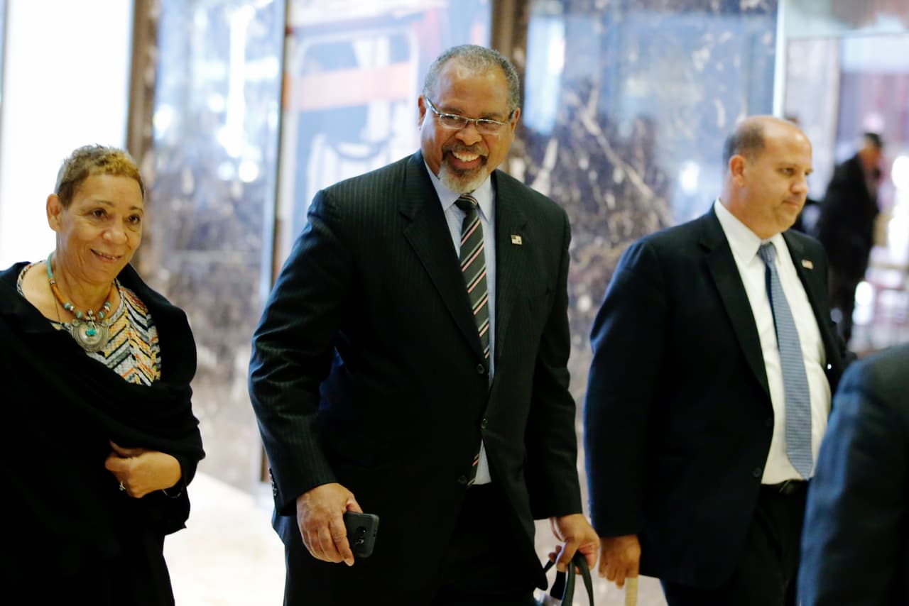 Ken Blackwell, extesorero y exsecretario de Estado de Ohio y exalcalde de Cincinnati. Fue seleccionado por el presidente electo Trump para dirigir su transición en temas internos. Es un conservador franco con un historial de inconformismo con el Partido Republicano. 
<br>
