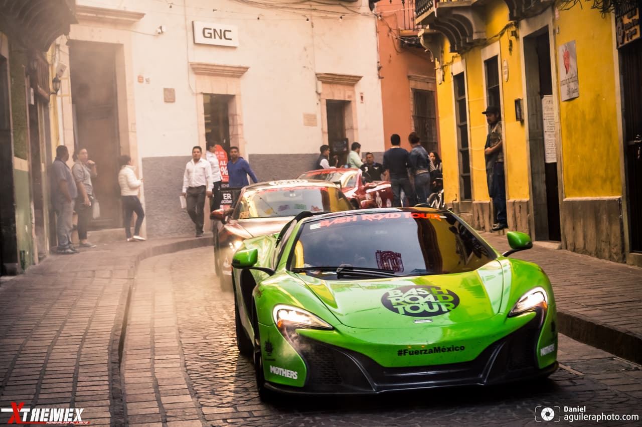 El McLaren es un auto exótico que no es tan común en México, no como Ferrari o Lamborghini. Este ejemplar,
<b> el 650S, genera 650 caballos de fuerza</b> gracias a su motor V8 de 3.8 litros. Alcanza una velocidad máxima de 207 mph (333 km/h) y una aceleración de 0 a 60 mph en tres segundos.