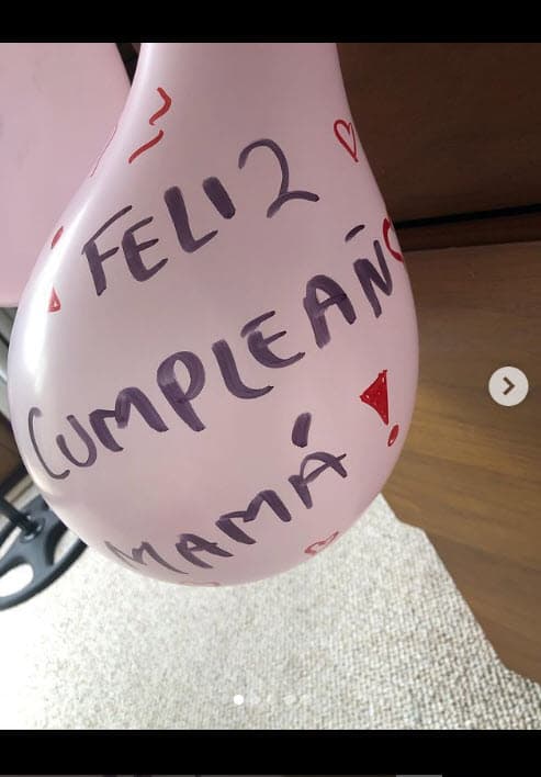 "¡Feliz cumpleaños, mamá!", se leía en uno de ellos.
<br>