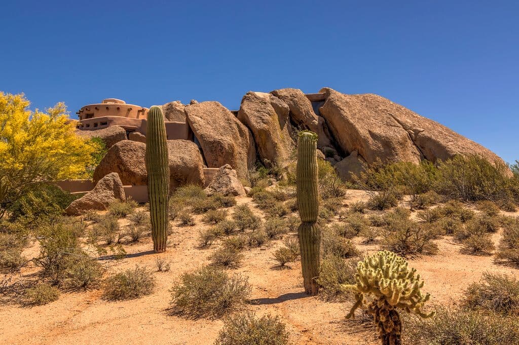 Arizona está repleta de hoteles embrujados, pero aquí también está esta lujosa mansión de 4.2 millones de dólares con una intrigante historia. Construida en rocas que datan de millones de años, aquí ocurre un extraño fenómeno de luz tanto en la primavera como en el otoño.