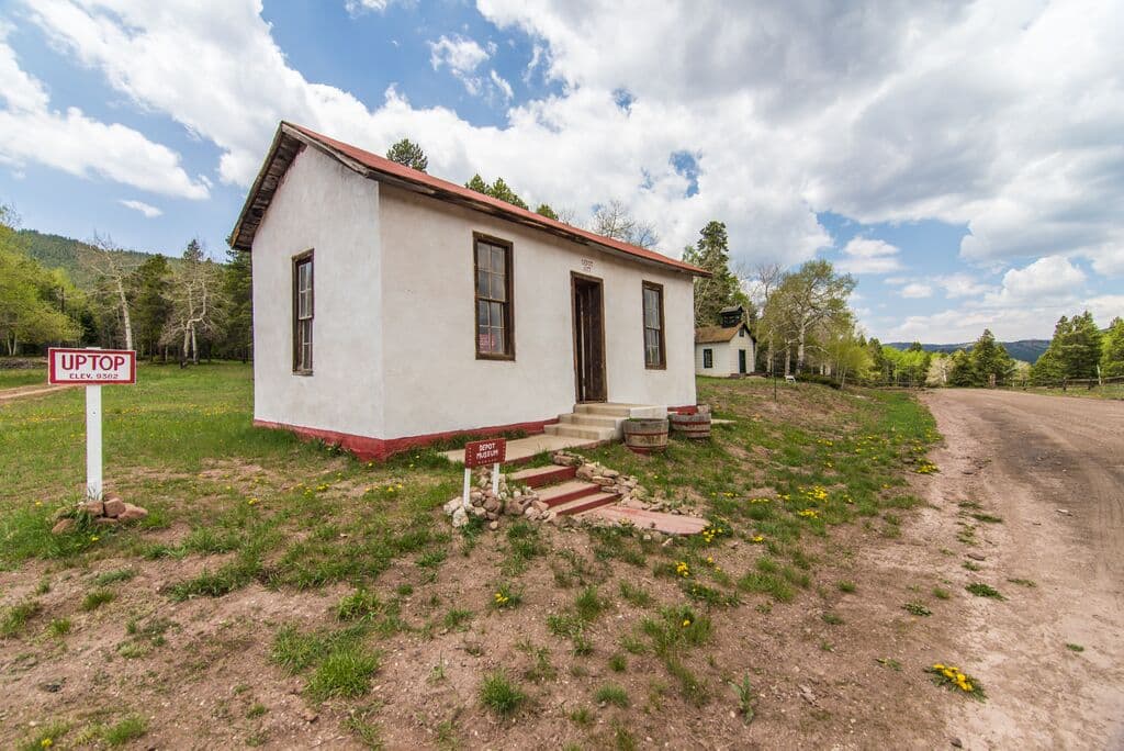 Si una casa no es suficiente para usted, en Colorado puede comprar un antiguo pueblo fantasma entero, el cual fue hogar de bandidos vaqueros. Uptop está a la venta por un millón de dólares.
