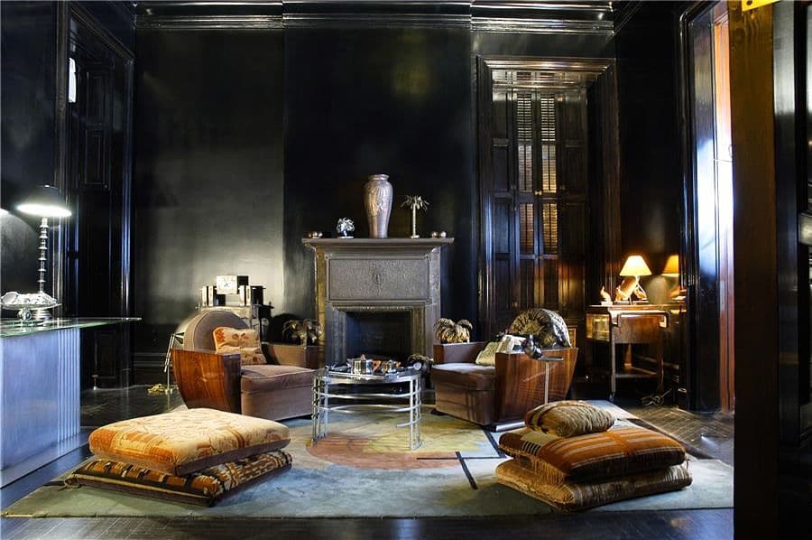 Según se dice, John Lennon no sólo vio fantasmas allí sino que incluso le puso nombre a una llamándola "la señora que llora”. Un apartamento en este edificio embrujado cuesta entre 4 a 30 millones de dólares.