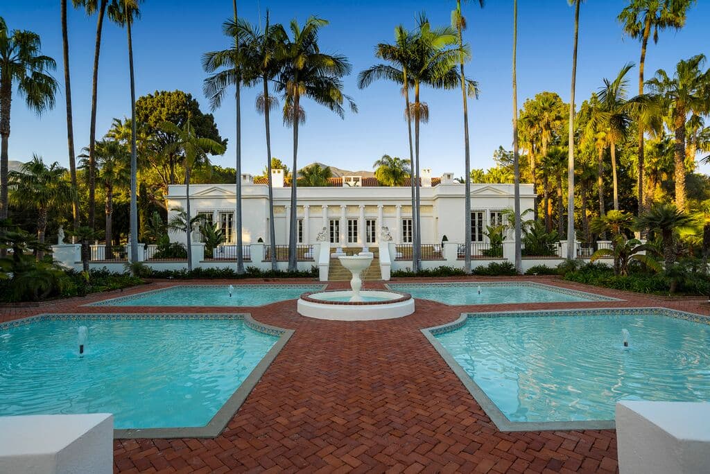 Diseñada como una villa romana de los 1900, la que fuese la casa de Tony Montano, escenario de asesinatos en masa, en la película Scarface de Oliver Stone, ahora está a la venta por 35 millones de dólares.