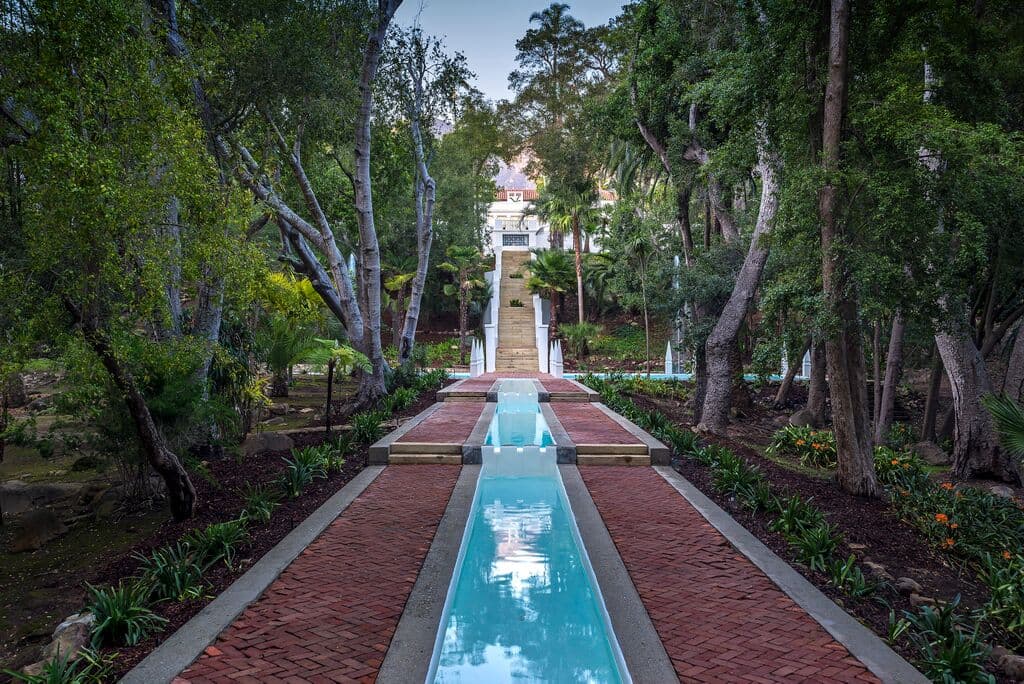 Así que preste atención si ve una casa a muy buen precio en un vecindario lujoso…o si esa casa ha tenido 20 diferentes dueños en los últimos tres años, pues posiblemente ya tiene residentes de otro mundo dentro o una historia oculta.