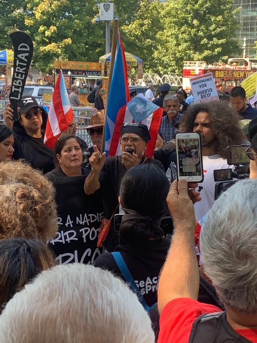 Oscar López Rivera, ex prisionero político de Puerto Rico, es una de las voces que lideran la marcha.