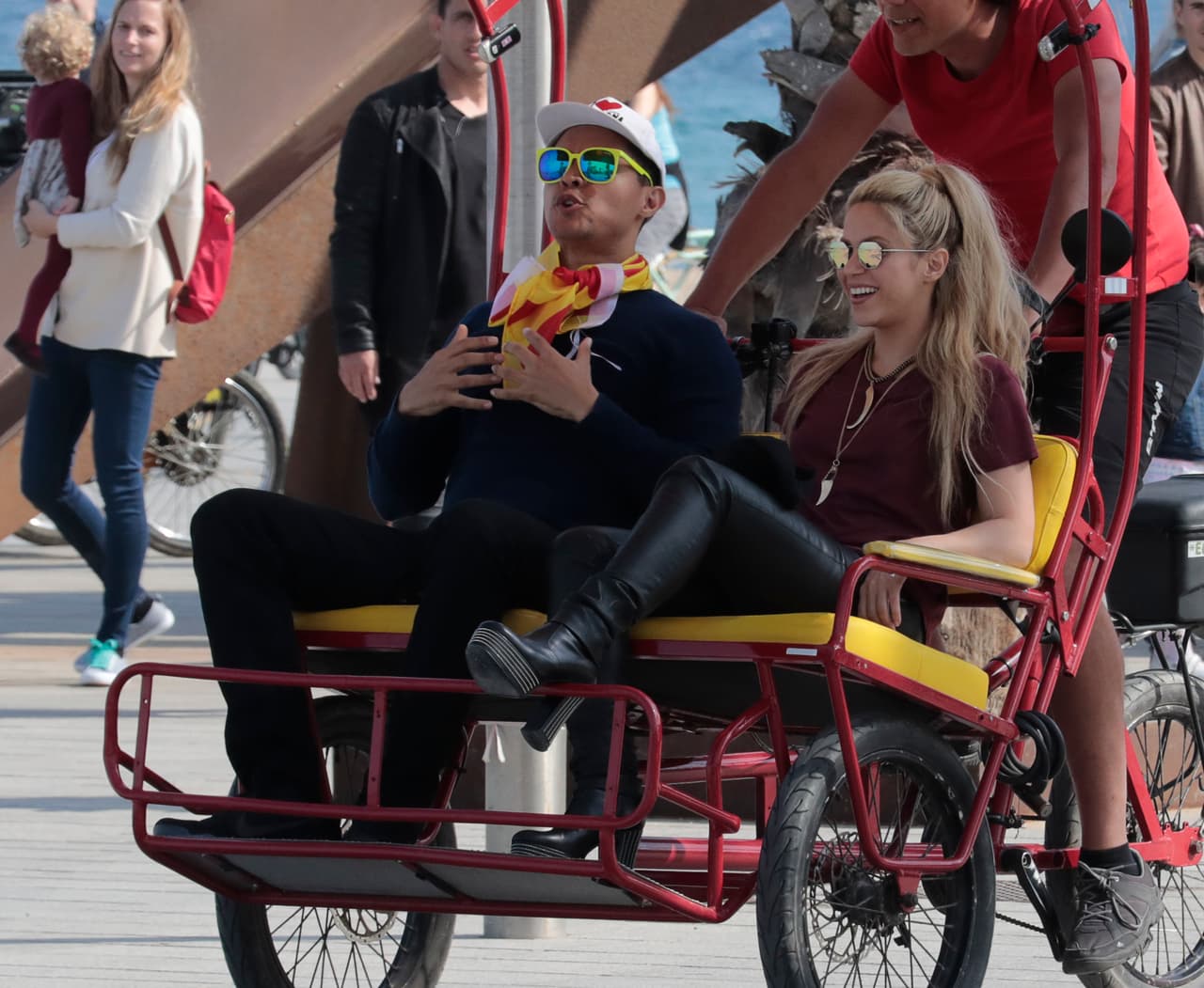Shakira, con pantalones de cuero en la primera de Barcelona, y una gorra que dice "I love Barcelona".