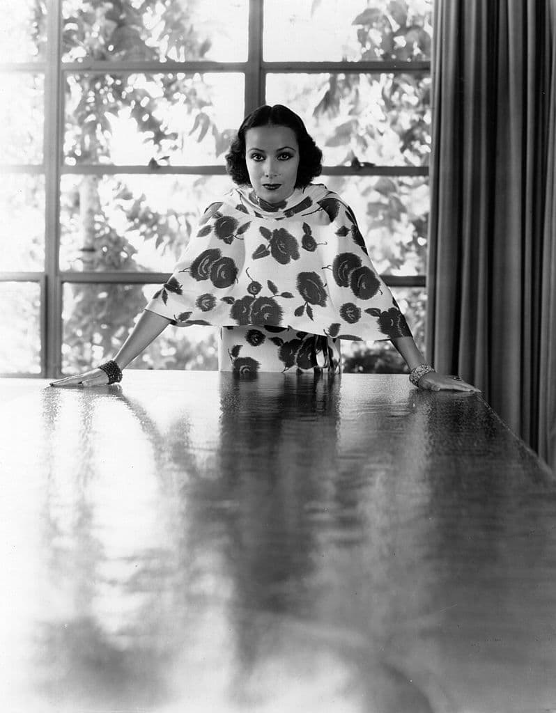 Aunado a su gran talento para la actuación, 
<a href="https://www.univision.com/entretenimiento/oscar/la-influencia-y-presencia-de-mexico-en-los-90-anos-del-premio-oscar-de-dolores-del-rio-a-coco">Dolores del Río</a> fue un referente en moda debido a que lograba proyectar elegancia gracias a que escogía prendas de siluetas simples y entalladas para resaltar sus curvas. Era fan de las telas finas porque aseguraban una caída muy bella y delicada que lograba elevar su estilo sin que se viera forzado.