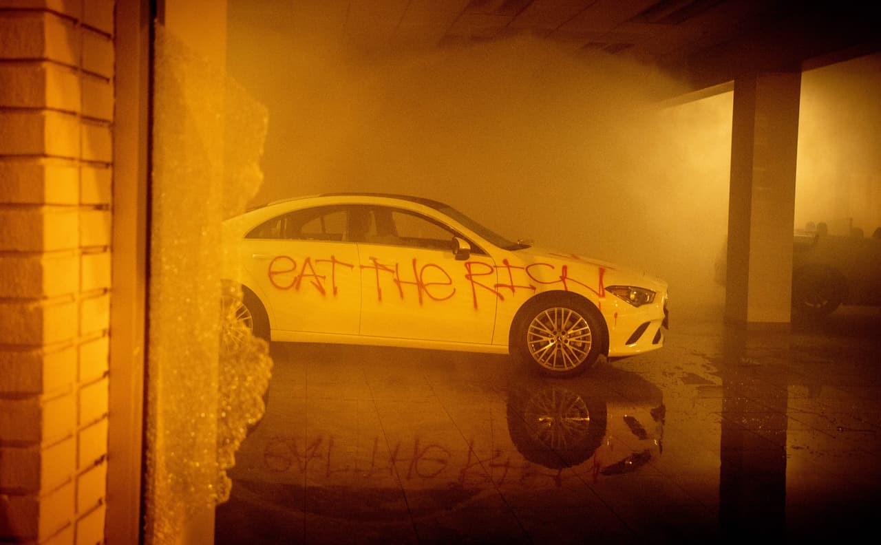 En Oakland, California, en donde murió por disparos un agente del Servicio Federal de Protección y otro resultó herido, manifestantes atacaron un concesionario de Mercedes-Benz.