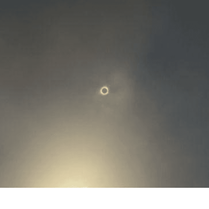 Usuarios de Repórtalo nos enviaron sus mejores imágenes de cómo se vio el eclipse desde sus hogares o lugares de trabajo.