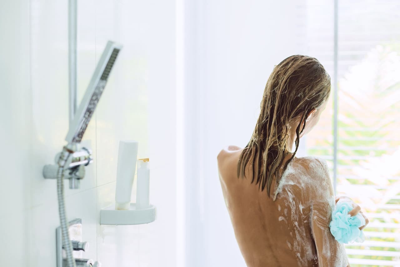 <b>Gérmenes en su máxima potencia:</b> Los cepillos de baño para la espalda suelen ser el favorito de millones, sin embargo, su esponja o cerdas también están cargadas de gérmenes.